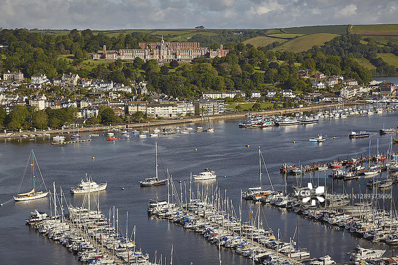 从金斯韦尔沿达特河望去，对面是英国德文郡的历史名镇达特茅斯图片素材