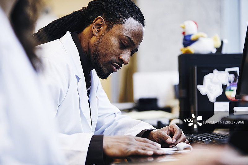 在医院实验室工作的男医生图片素材