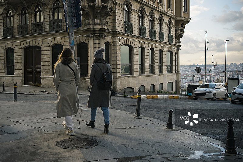 两名女人走在伊斯坦布尔的街道上。图片素材