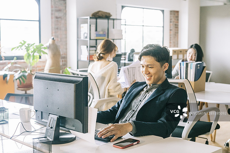 在办公室工作的商人图片素材