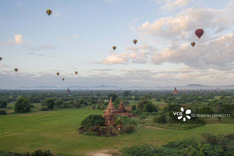 缅甸蒲甘古庙上空的热气球图片素材