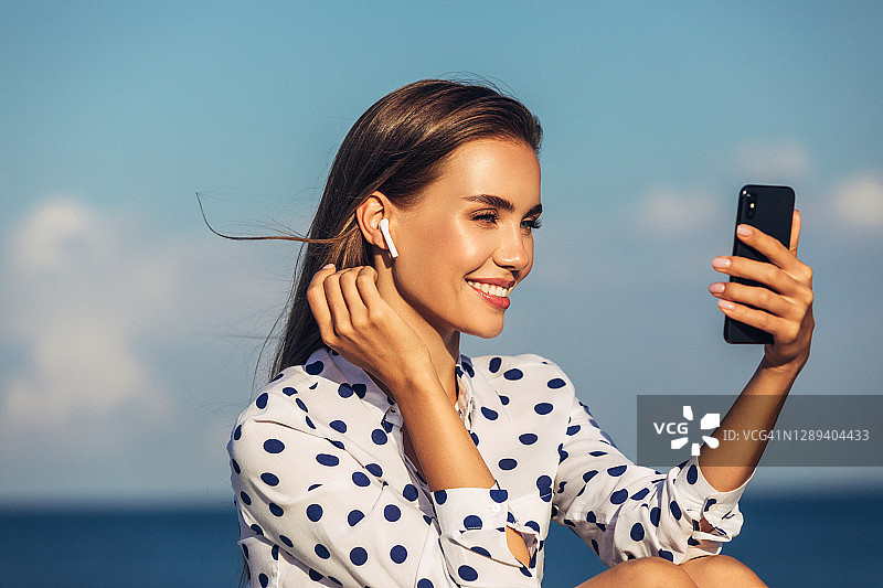 在海滩自拍的美丽女孩图片素材