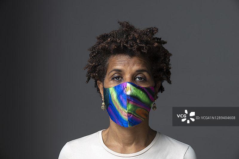 戴着口罩的黑人女性图片素材