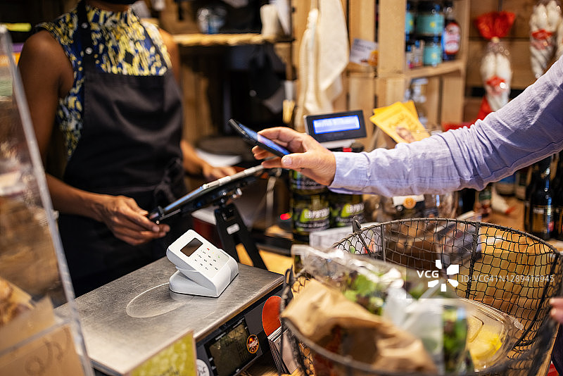 疫情期间在熟食店工作的女收银员图片素材