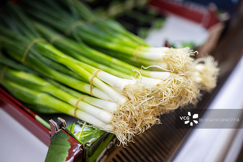熟食店出售的新鲜葱图片素材