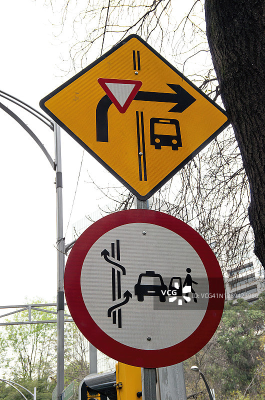 车辆应避让公交车道及注意出租车下客交通标志图片素材