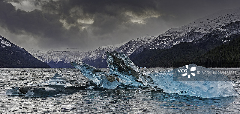 阿拉斯加道斯冰川蓝色透明冰山图片素材