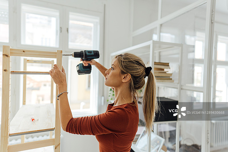 为我的新家组装家具图片素材