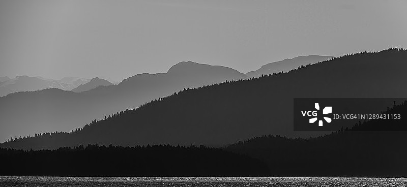 阿拉斯加州汤加斯国家森林弗雷德里克湾的山脊图片素材