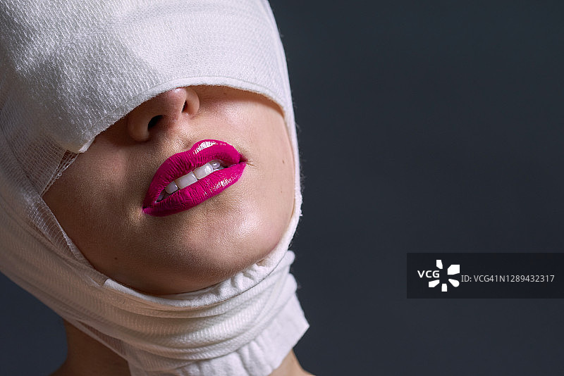 头部缠着绷带的年轻女子特写图片素材