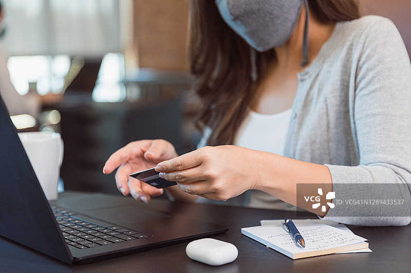 新冠疫情期间在线购物的女士图片素材