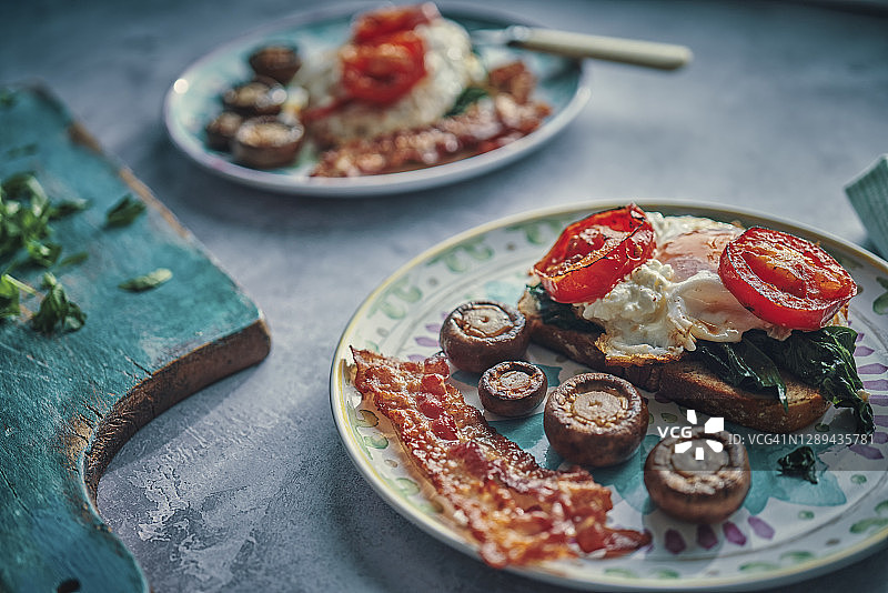 西红柿菠菜蘑菇红培根煎蛋早餐图片素材