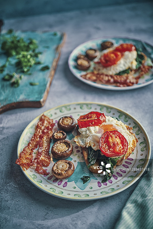 西红柿菠菜蘑菇红培根煎蛋早餐图片素材
