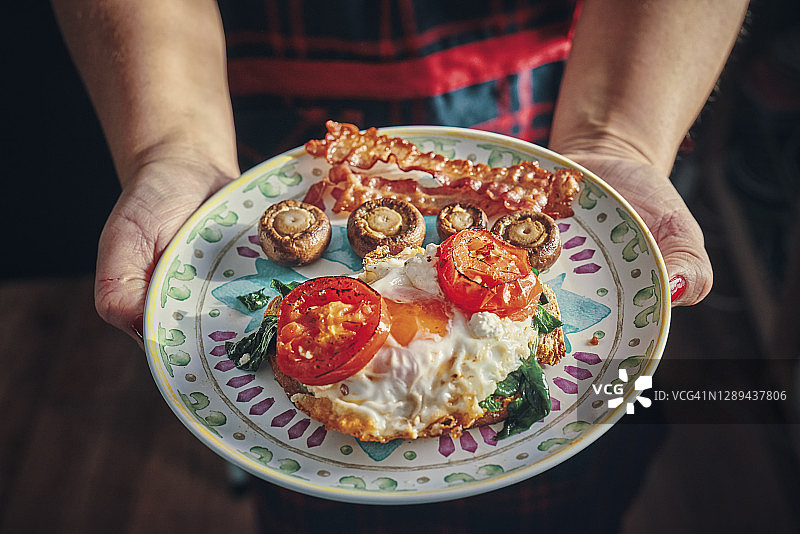 西红柿菠菜蘑菇红培根煎蛋早餐图片素材