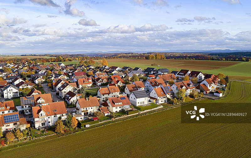 眺望小镇和农田图片素材