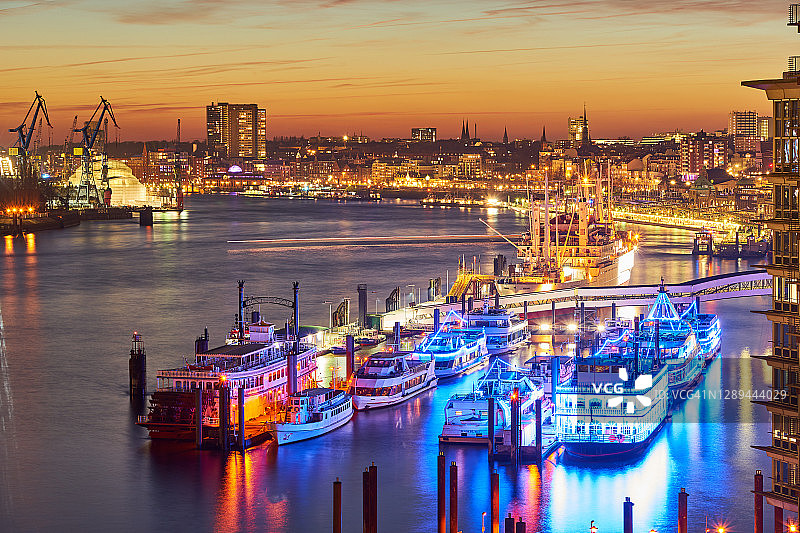 汉堡港，夜间易北河图片素材