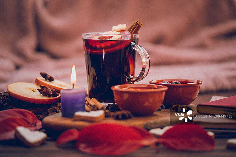 舒适而美丽的冬季圣诞静物，在羊毛毯前有热红酒和各种配料图片素材