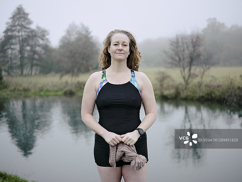 冬季游泳女运动员肖像图片素材