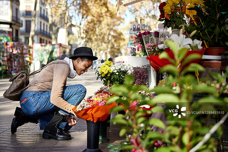 三十多岁的黑人女性在户外挑选鲜花图片素材