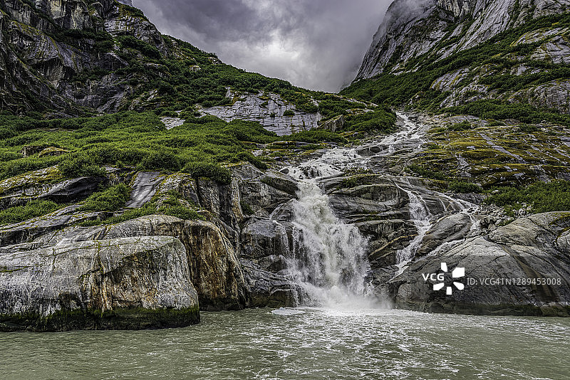 阿拉斯加福特恐怖荒野地区恩迪科特峡湾的冰川瀑布图片素材