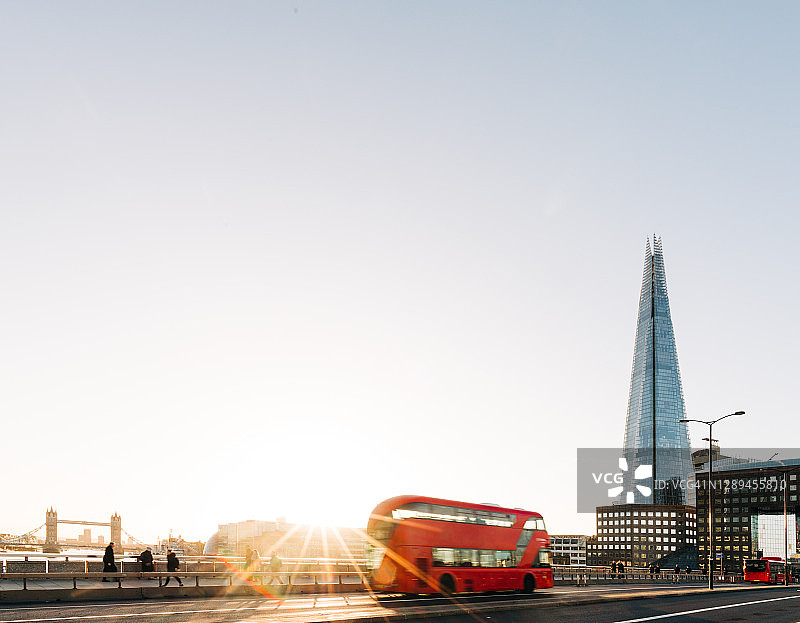 伦敦桥日出与模糊的交通图片素材