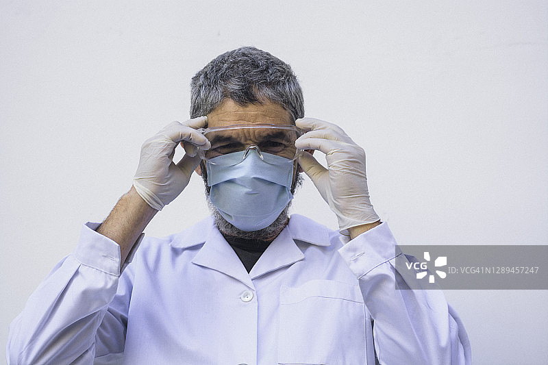 疫情期间戴口罩的医生肖像图片素材
