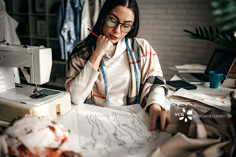 工作过度的怀孕裁缝图片素材