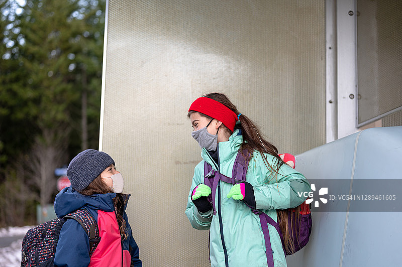 疫情期间学生等公交车图片素材