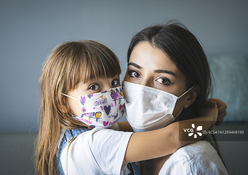 戴着口罩的母亲和女儿图片素材