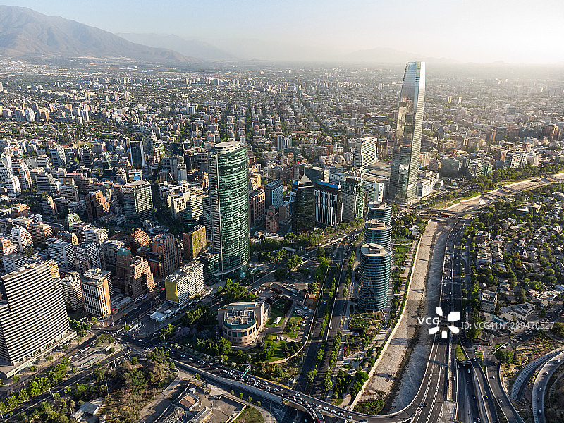 日落时分的智利圣地亚哥鸟瞰图片素材