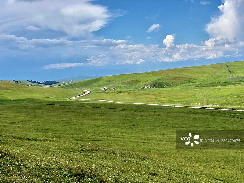 中国新疆喀拉峻草原风光图片素材