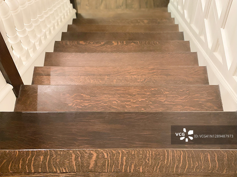 20世纪初都铎风格住宅楼梯俯视图图片素材