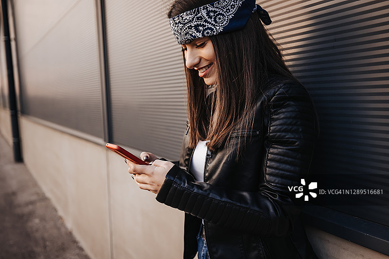 在城市里发短信的城市年轻女人图片素材