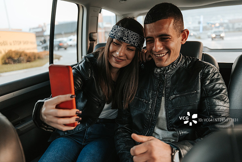年轻情侣在车内自拍图片素材