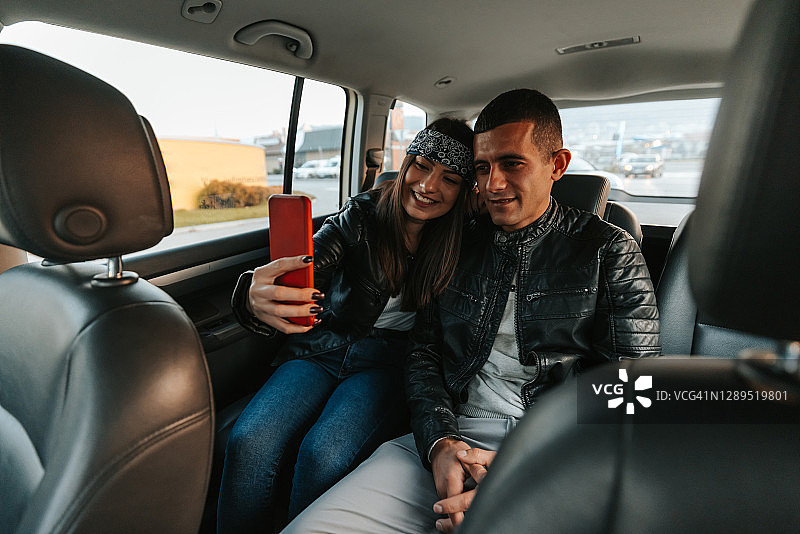 年轻情侣在车内自拍图片素材