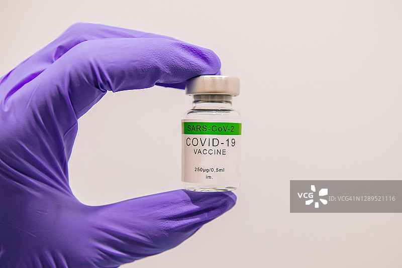 新冠疫苗药瓶与注射器图片素材