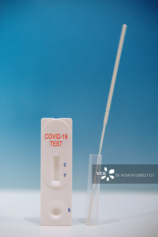 新冠疫苗药瓶与注射器图片素材