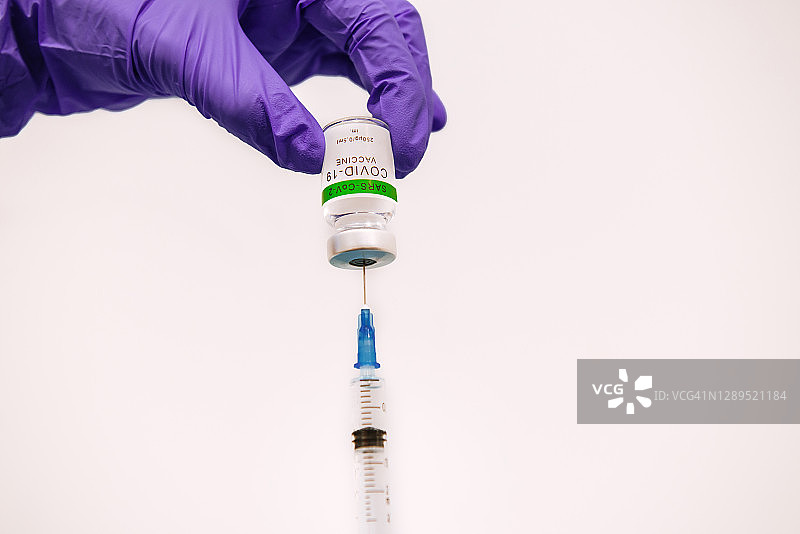新冠疫苗药瓶与注射器图片素材