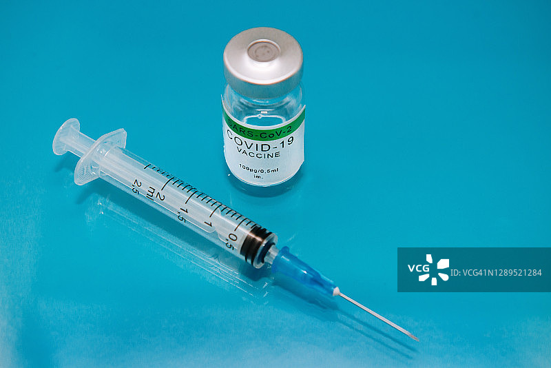 新冠疫苗药瓶与注射器图片素材