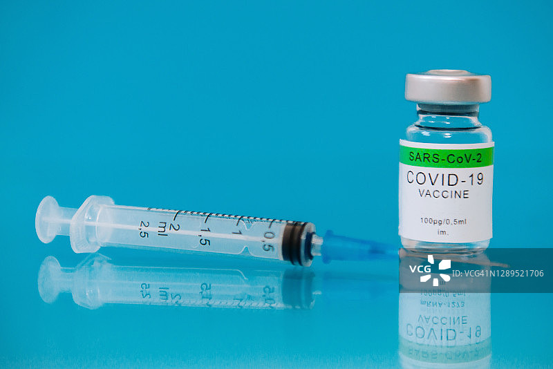 新冠疫苗药瓶与注射器图片素材