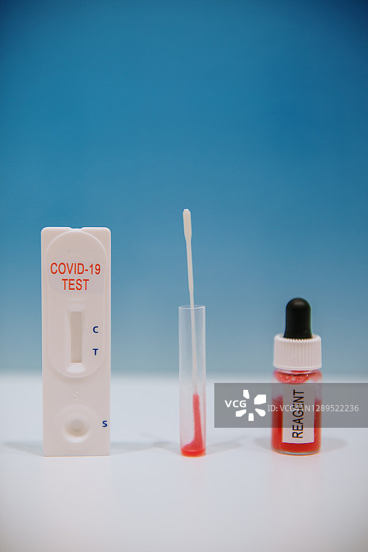 新冠疫苗药瓶与注射器图片素材