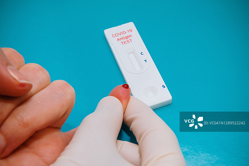 新冠疫苗药瓶与注射器图片素材