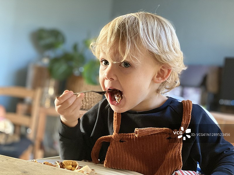 幼儿吃东西图片素材