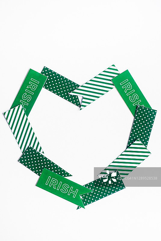 圣帕特里克节海报，俯视图。白色背景。图片素材