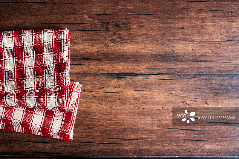 红色棋盘格餐巾旧木背景俯视图图片素材