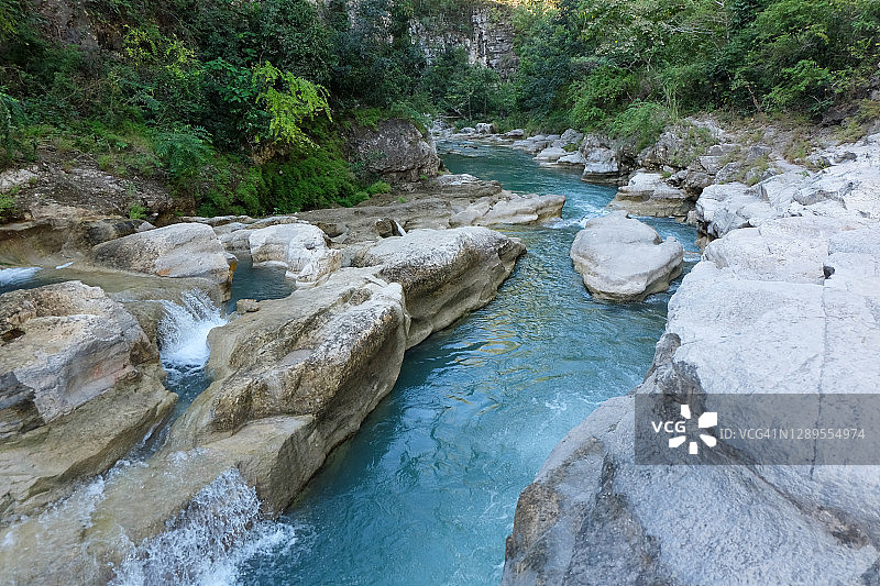 印度尼西亚松巴岛的坦格杜瀑布图片素材