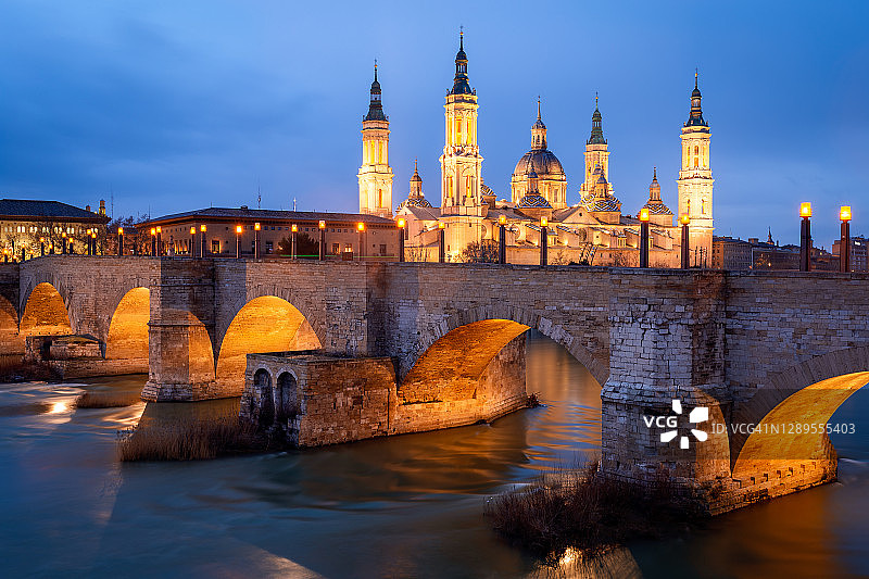西班牙阿拉贡萨拉戈萨圣柱圣母圣殿与石桥的黎明图片素材