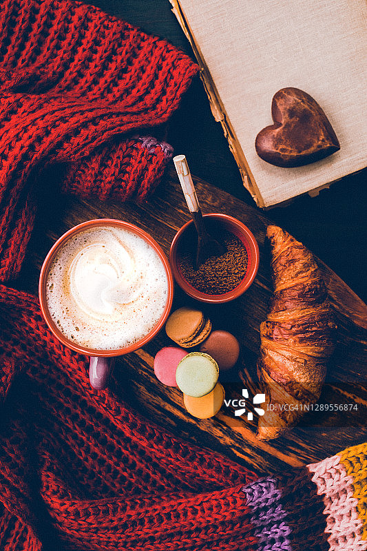 羊毛围巾和泡沫牛奶咖啡的舒适静物图片素材