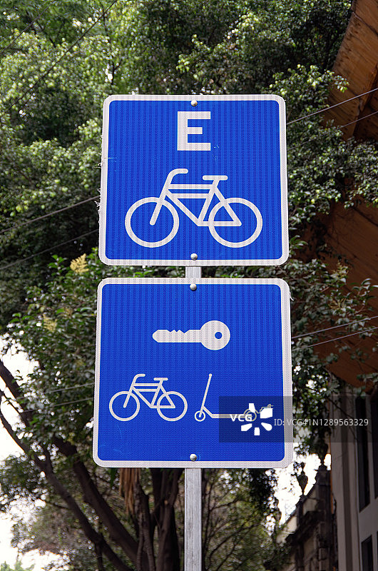 自行车停车场和自行车、电动滑板车储物柜标志图片素材