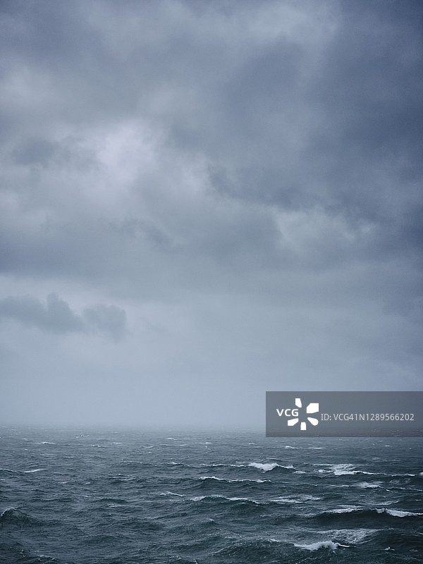 康沃尔郡纽基在狂风暴雨的秋日里海上的恶劣天气图片素材